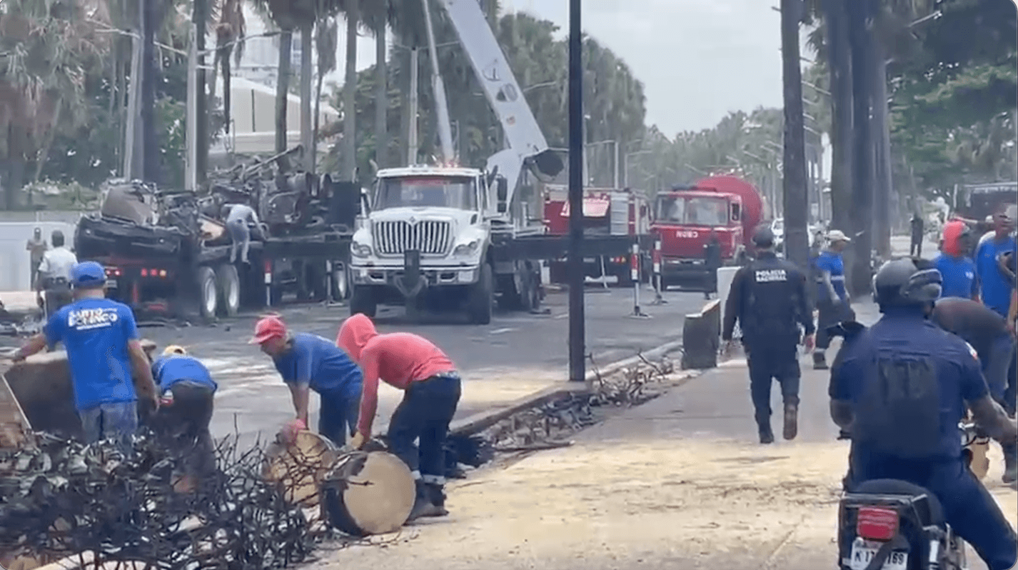 Explosión de camión tanquero deja dos muertos y provoca caos en el Malecón de Santo Domingo