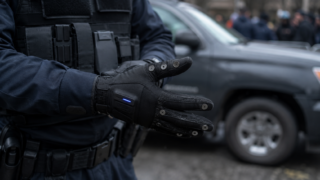 Estados Unidos proyecta compra de guantes eléctricos para agentes migratorios
