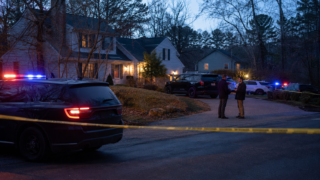 Adolescente es acusado de matar a su madre y hermano en Massachusetts