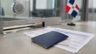 Dominicanos figuran entre afectados por cancelación de visas por turismo de parto