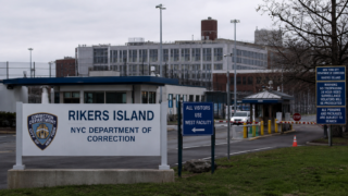 Mujer demanda a Rikers Island por uso de esposas durante embarazo