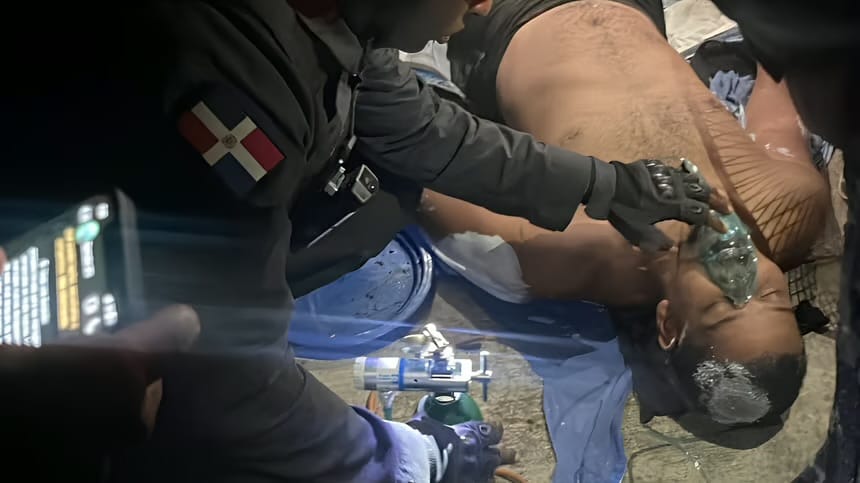 Hallan inconscientes a dos hombres que pintaban cisterna de una escuela en Villa Francisca
