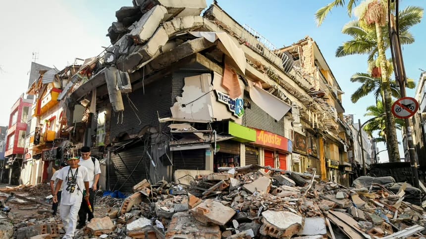 Asciende a 250 la cifra de muertos por terremoto de magnitud 7,4 en Colombia