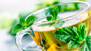 Bebida de perejil y menta: preparación, posibles beneficios y precauciones