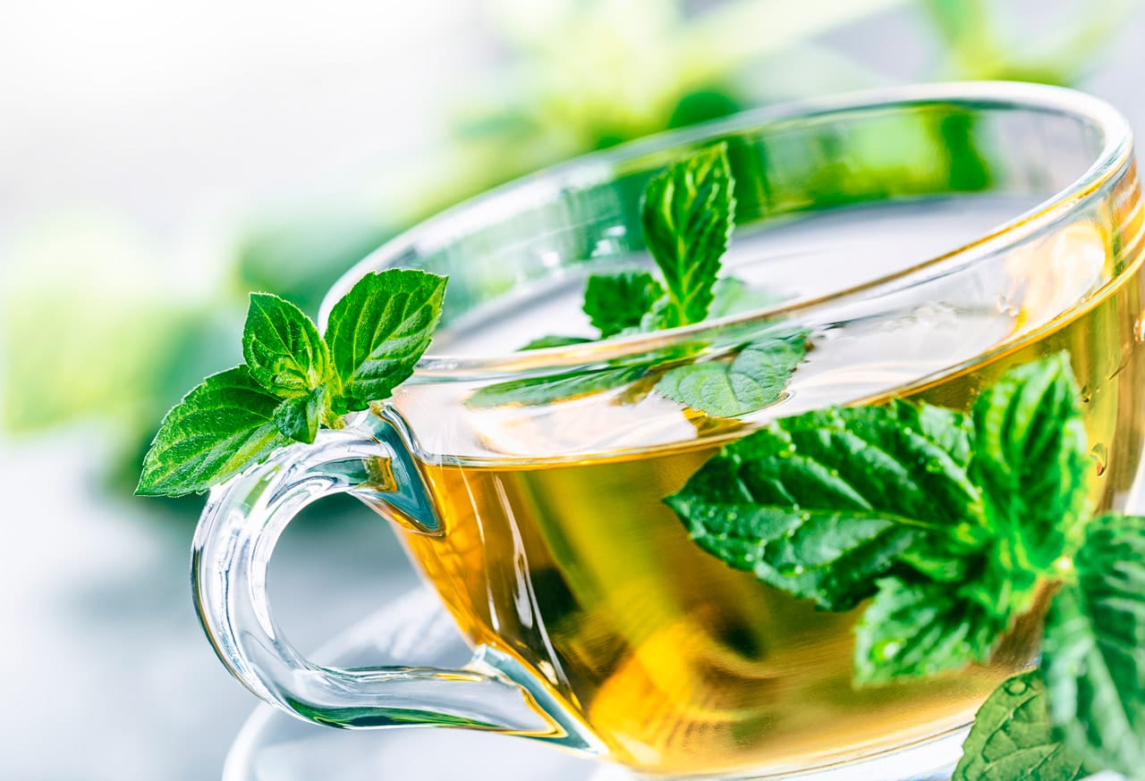 Bebida de perejil y menta: preparación, posibles beneficios y precauciones