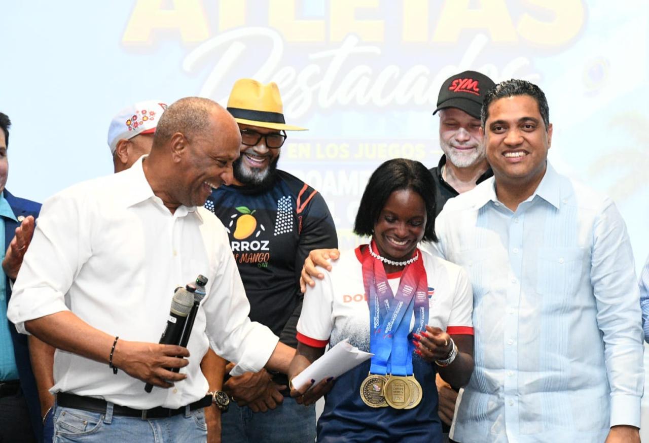 Liranyi Alonso recibe apartamento tras conquistar cuatro oros en Santo Domingo 2026