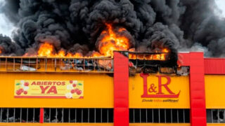 Saqueo durante incendio en L&R Comercial deja 17 detenidos en Santo Domingo Este