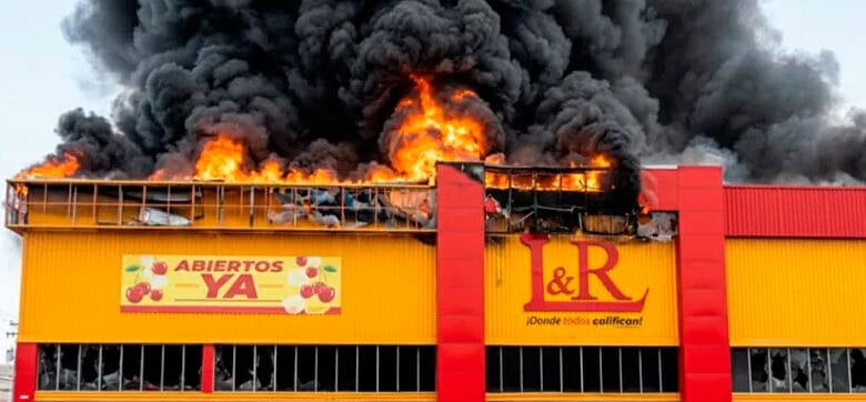 Saqueo durante incendio en L&R Comercial deja 17 detenidos en Santo Domingo Este