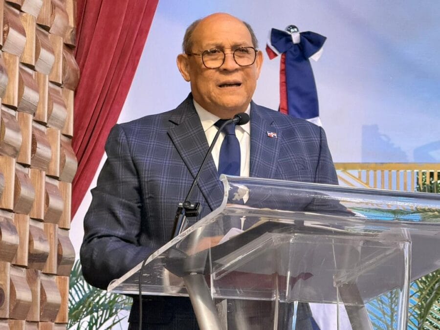 MESCyT anuncia 10,000 becas y prioriza carreras tecnológicas