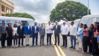 Abinader entrega 40 nuevos autobuses en beneficio de miles de estudiantes de todo el país