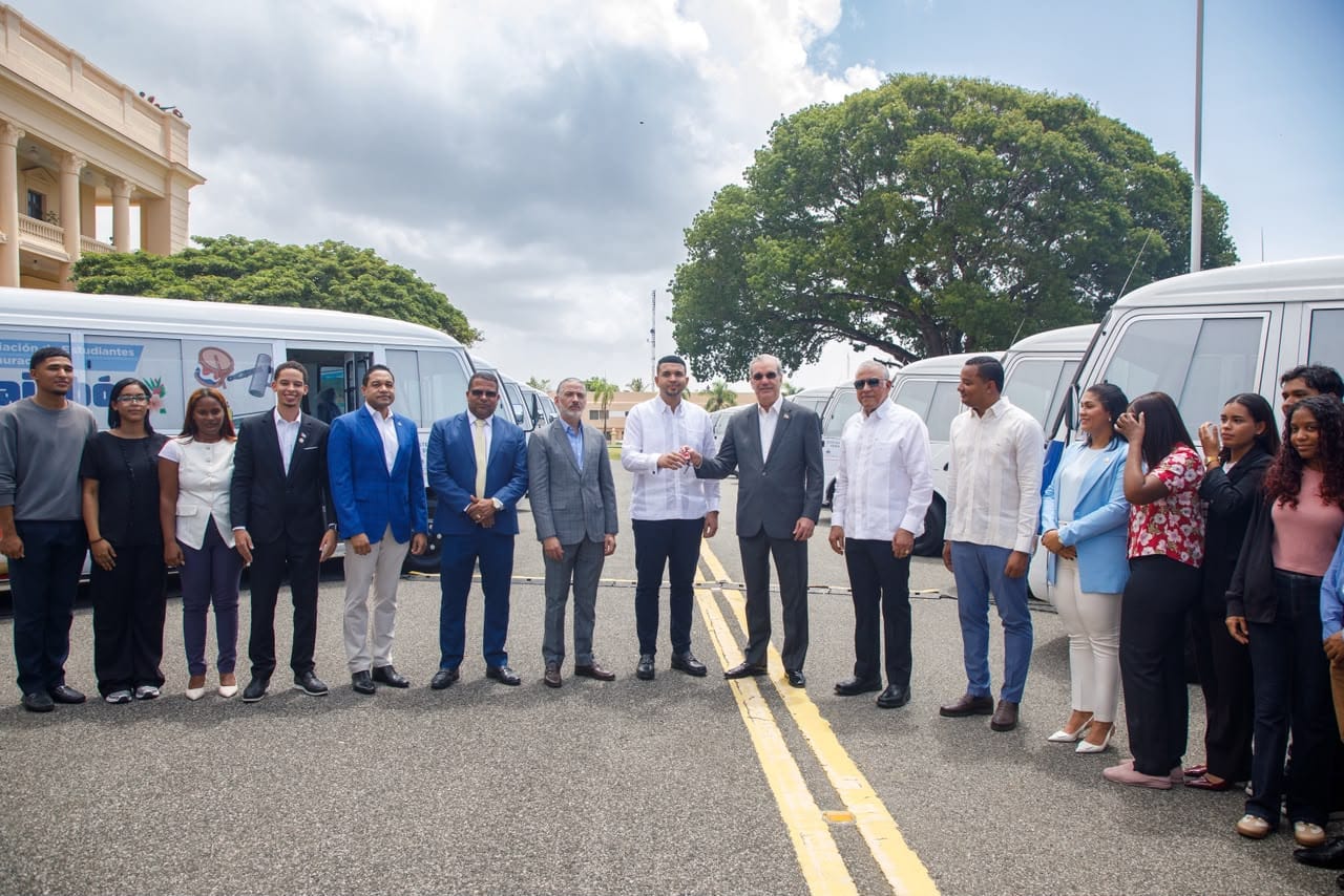 Abinader entrega 40 nuevos autobuses en beneficio de miles de estudiantes de todo el país