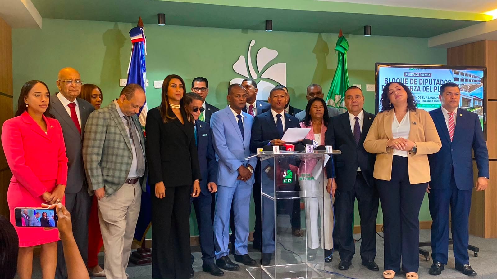 Fuerza del Pueblo solicita interpelar a ministro de Educación