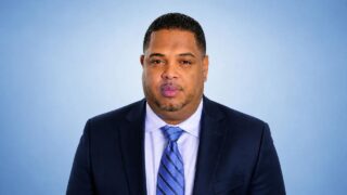 Liberan bajo condiciones a legislador estatal de origen dominicano acusado de fraude pandémico en Massachusetts