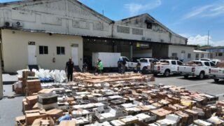 Desmantelan fábrica clandestina de bebidas alcohólicas adulteradas en Yaguate
