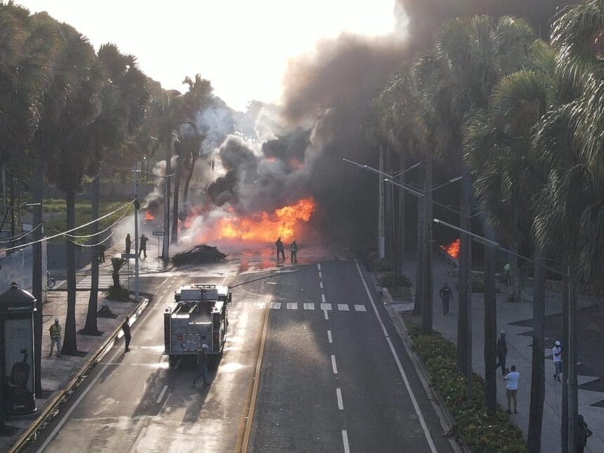 Dos muertos tras incendiarse un camión de combustible en el Malecón
