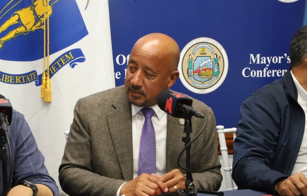 Brian DePeña continuará como alcalde de Lawrence tras acusación federal