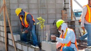 Construcción recibirá aumento escalonado de 20 % al salario mínimo
