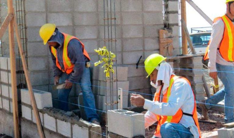 Construcción recibirá aumento escalonado de 20 % al salario mínimo
