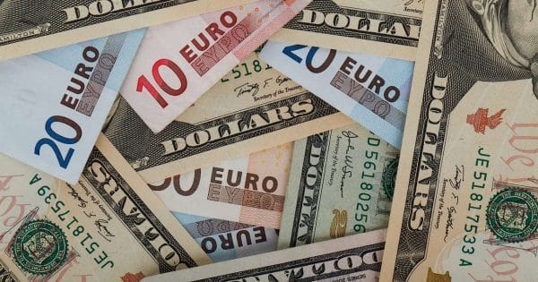 Dólar baja nueve centavos y se vende a RD$59.55 este martes