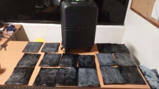 Detienen en AILA a dominicana con presunta droga oculta en jeans