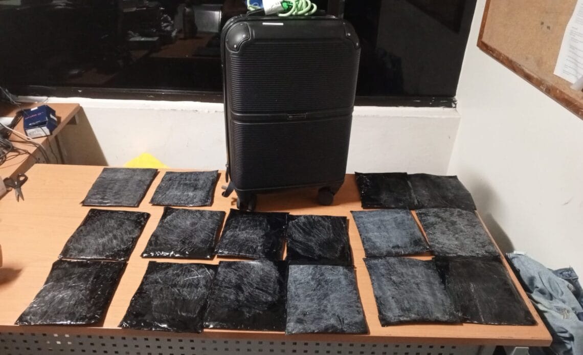Detienen en AILA a dominicana con presunta droga oculta en jeans