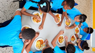 Diputados piden explicaciones al Inabie por denuncias sobre alimentación escolar