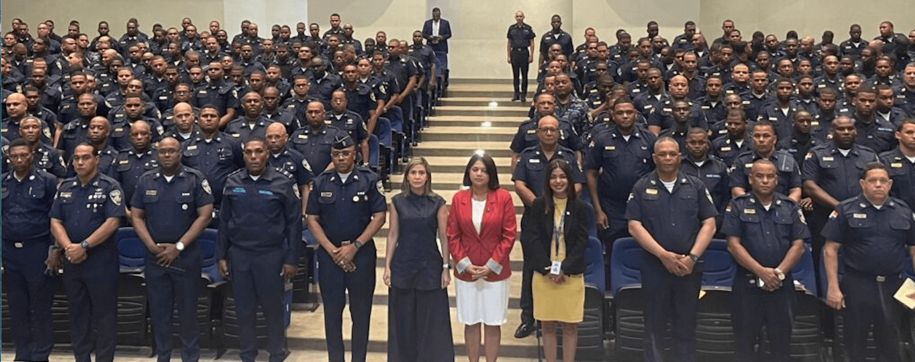 Cientos de policías se integran a consulta nacional contra la violencia de género en RD.