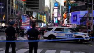 Policía dispara a mujer tras apuñalamiento de dos personas en Times Square