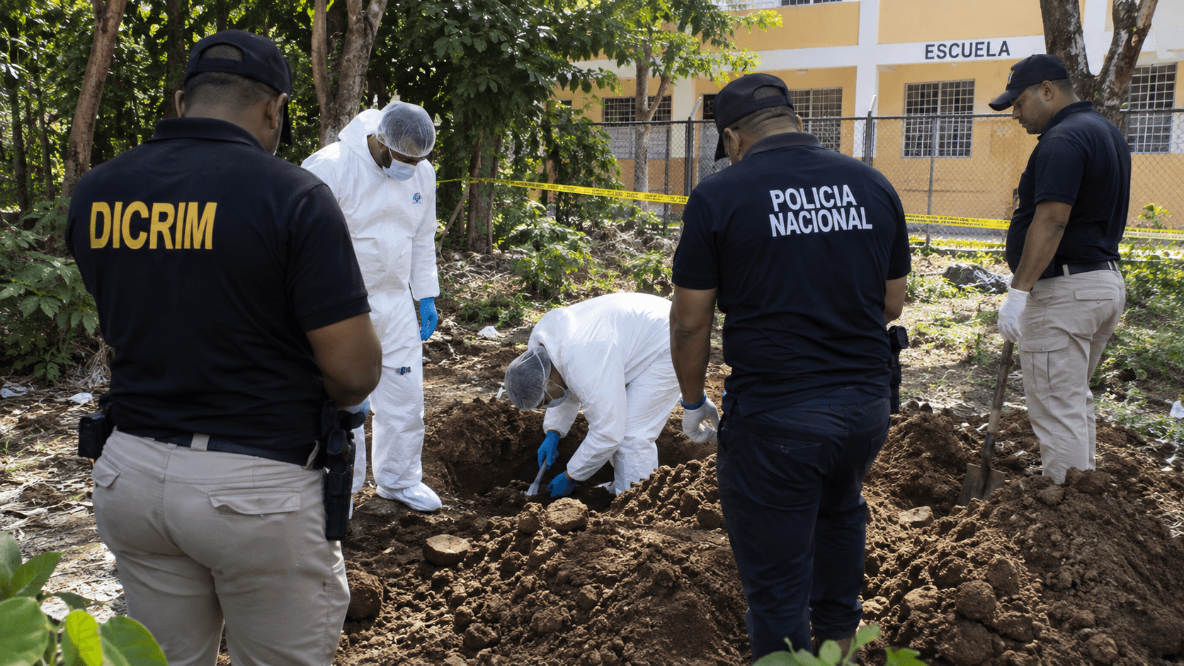 Hallan cuerpo en fosa clandestina cerca de escuela en Santo Domingo Oeste