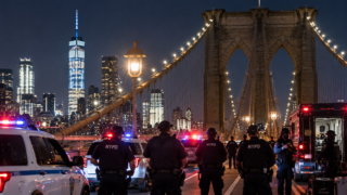 Hombre muere tras enfrentamiento con policías en el puente de Brooklyn