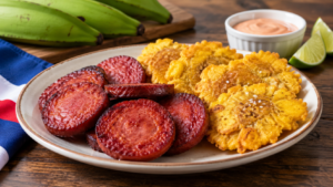 Salami dominicano con tostones, una combinación tradicional fácil de preparar