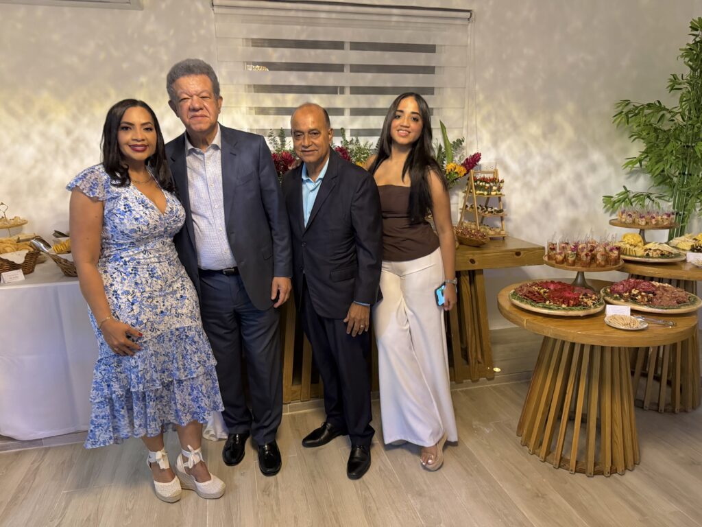 Leonel Fernández llega por sorpresa a Puerto Plata y sostiene encuentro con empresarios