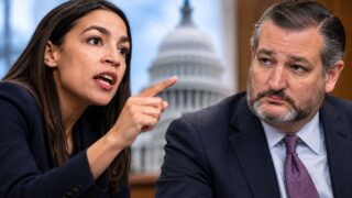 AOC responde a Ted Cruz tras ataque por su pasado como camarera y lo acusa de menospreciar a la clase trabajadora