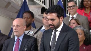 Nueva York lleva a Trump a los tribunales para frenar regla que amenaza green cards por uso de ayudas públicas