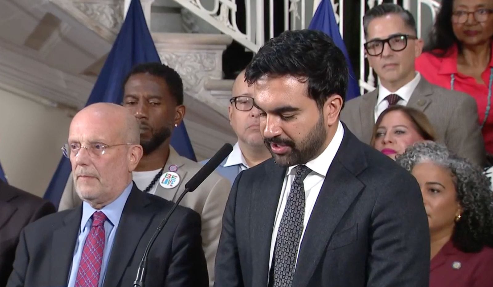 Nueva York lleva a Trump a los tribunales para frenar regla que amenaza green cards por uso de ayudas públicas