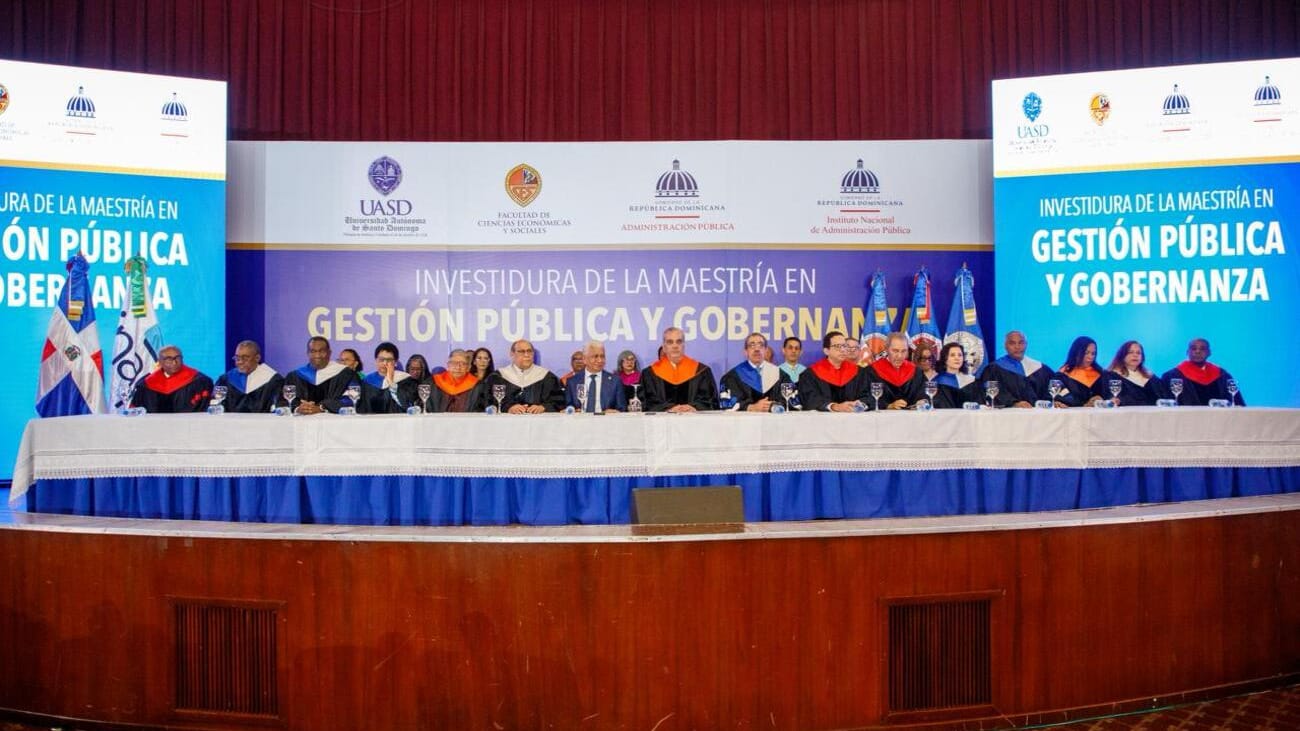 Abinader llama a 147 nuevos profesionales a transformar el servicio público