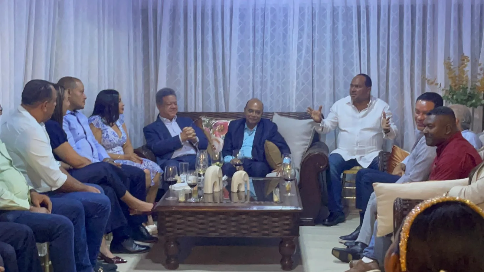 Leonel Fernández llega por sorpresa a Puerto Plata y sostiene encuentro con empresarios