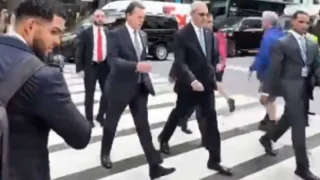 Abinader recorre a pie calles de Manhattan durante agenda en Nueva York
