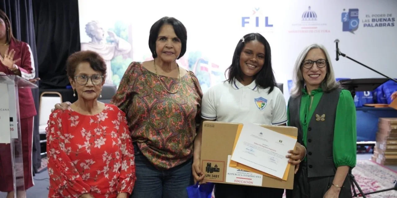 Concurso escolar de ensayo reconoce a estudiantes por sus trabajos sobre Minerva Mirabal