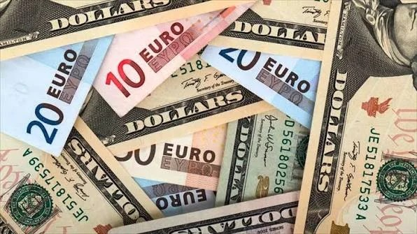 Dólar y euro aumentan su cotización; petróleo registra ligera caída