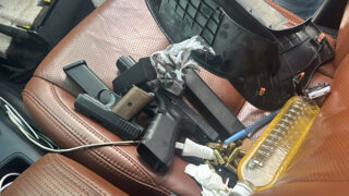 DNCD detiene a hombre con dos armas ocultas en una camioneta