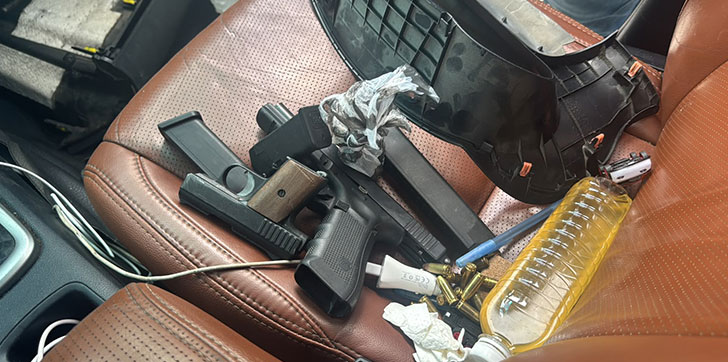 DNCD detiene a hombre con dos armas ocultas en una camioneta