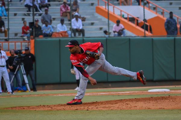 Águilas, Estrellas y Escogido ganan en jornada de abundantes carreras
