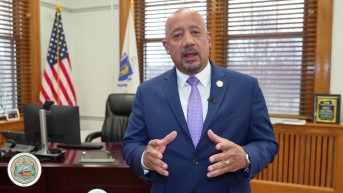 Concejo de Lawrence votará moción de no confianza contra Brian DePeña