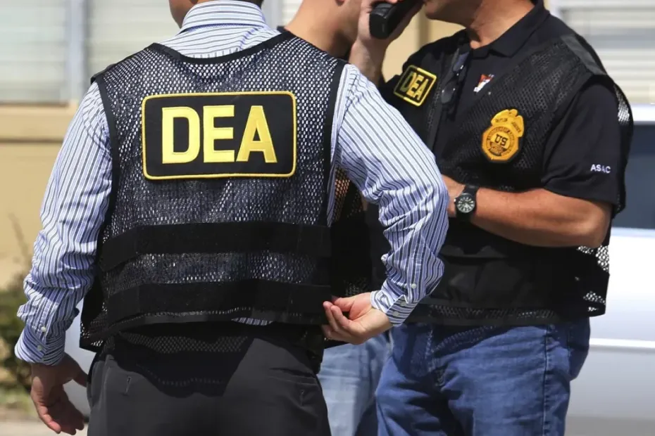 Dos agentes de DNCD caen en señuelo de la DEA en Miami