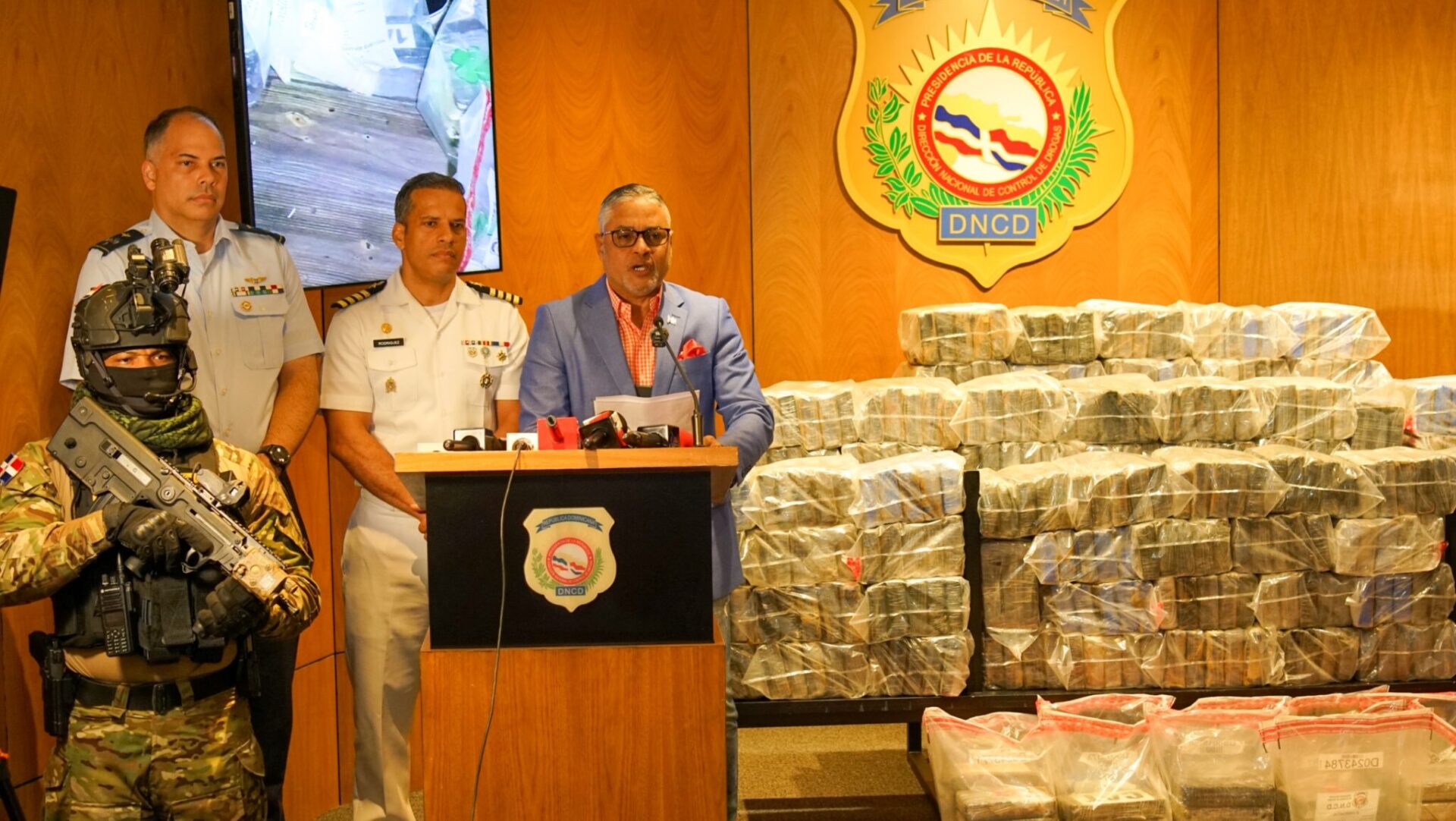 DNCD intercepta dos narcolanchas con 749 paquetes en costas de Baní