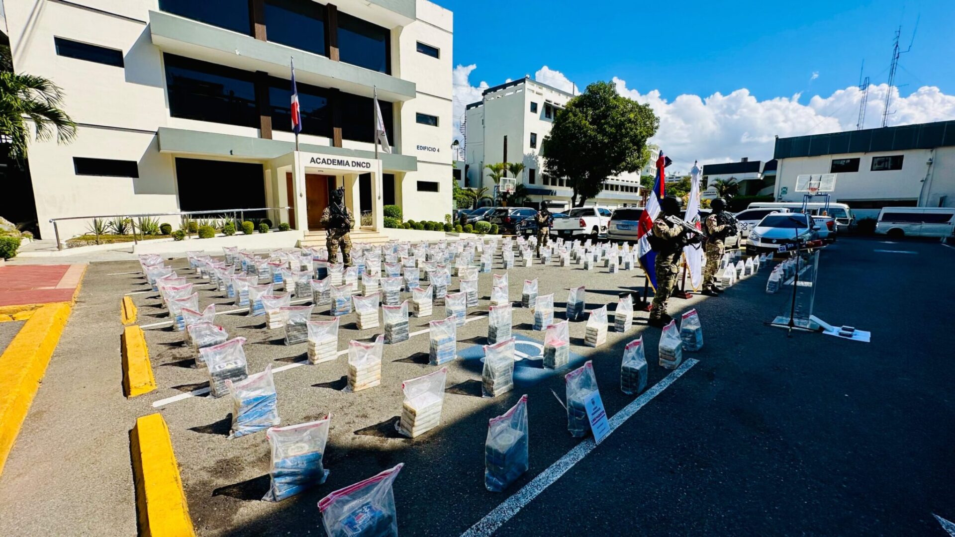 Incautan 1,068 paquetes de presunta cocaína frente a costas de Pedernales