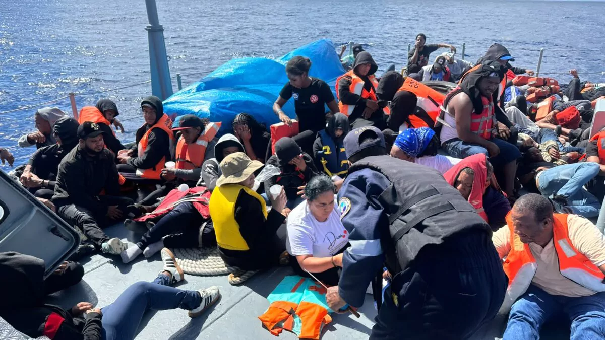 Armada intercepta embarcación clandestina con 59 personas cerca de Samaná