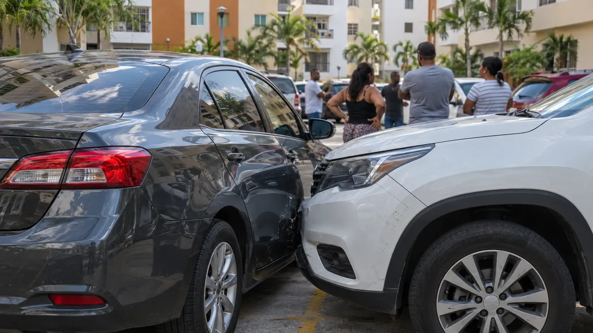 Conflictos por parqueos vuelven a encender alertas en residenciales dominicanos