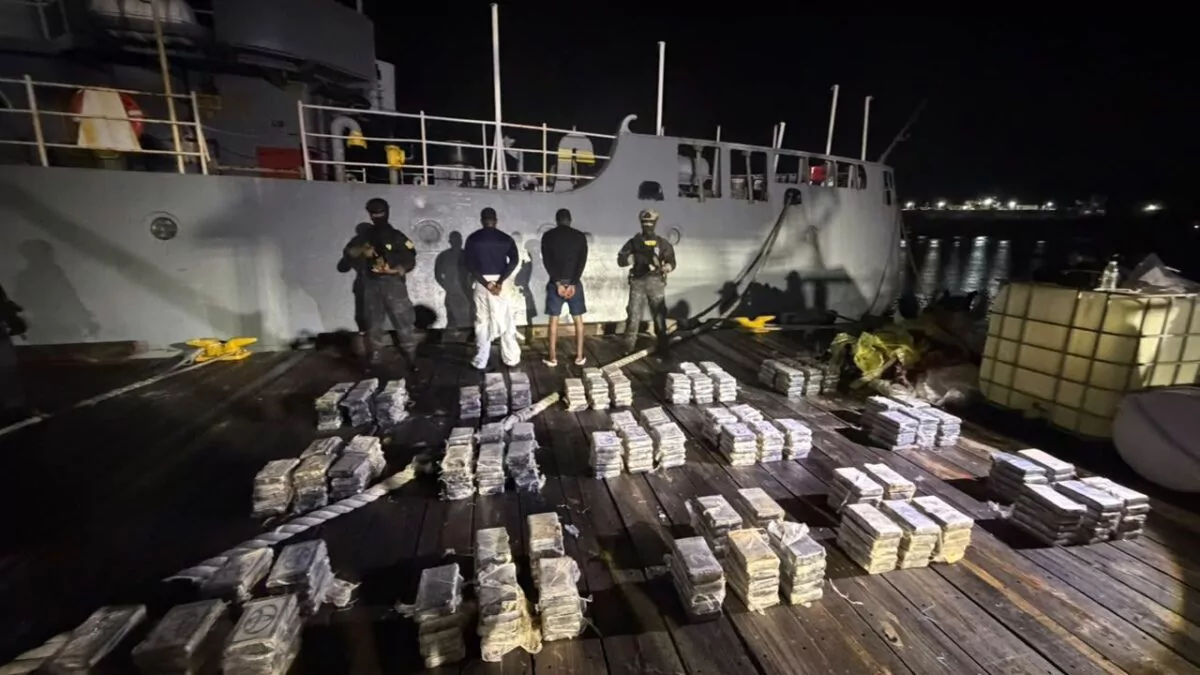 Interceptan lancha rápida con 389 paquetes de presunta cocaína en Baní